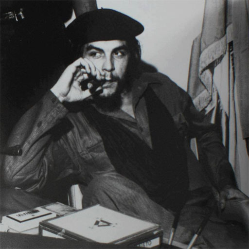 Che Guevara fumando en su despacho en la Cabaña.