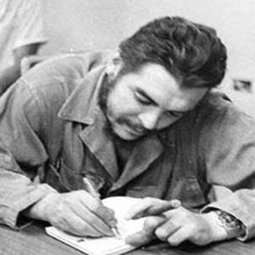 El Che escribiendo en su diario.