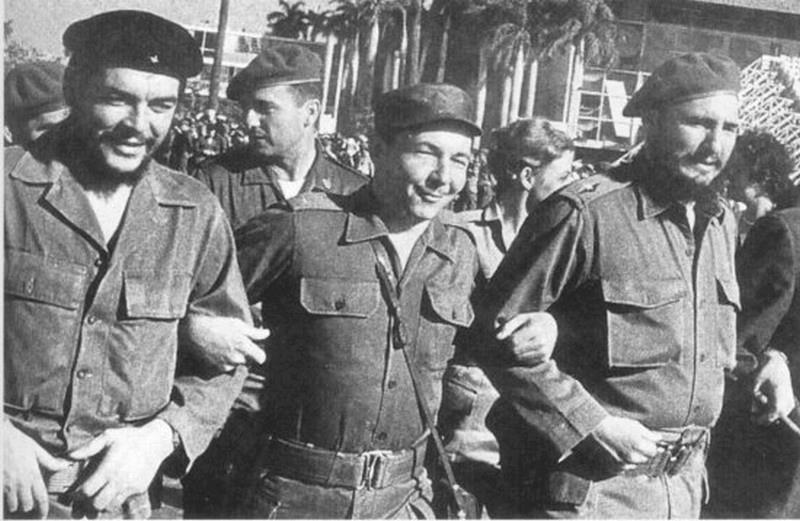 Ernesto Che Guevara paseando junto a Raúl y Fidel